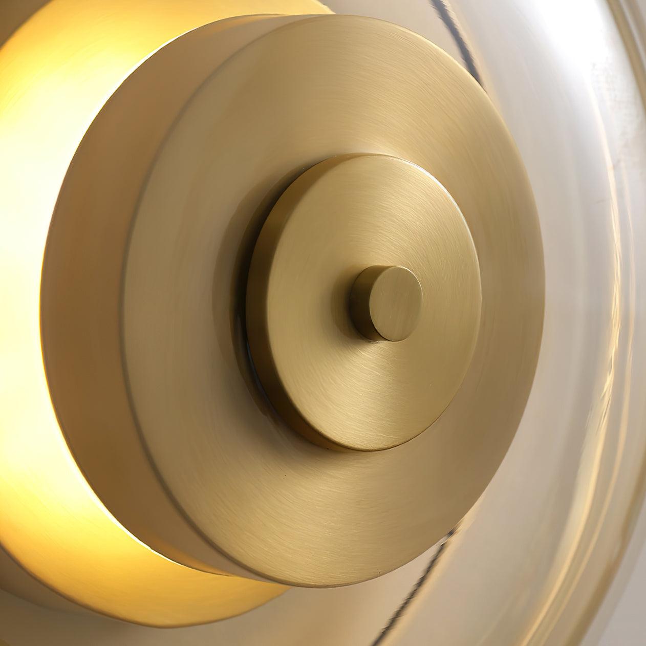 Gros plan sur le verre cognac de l'applique murale