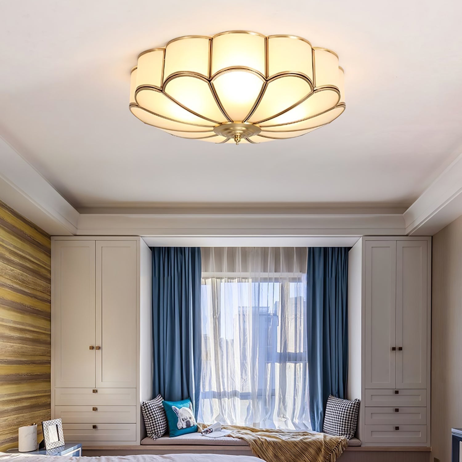 Plafonnier éclairé, lumière diffuse et chaleureuse