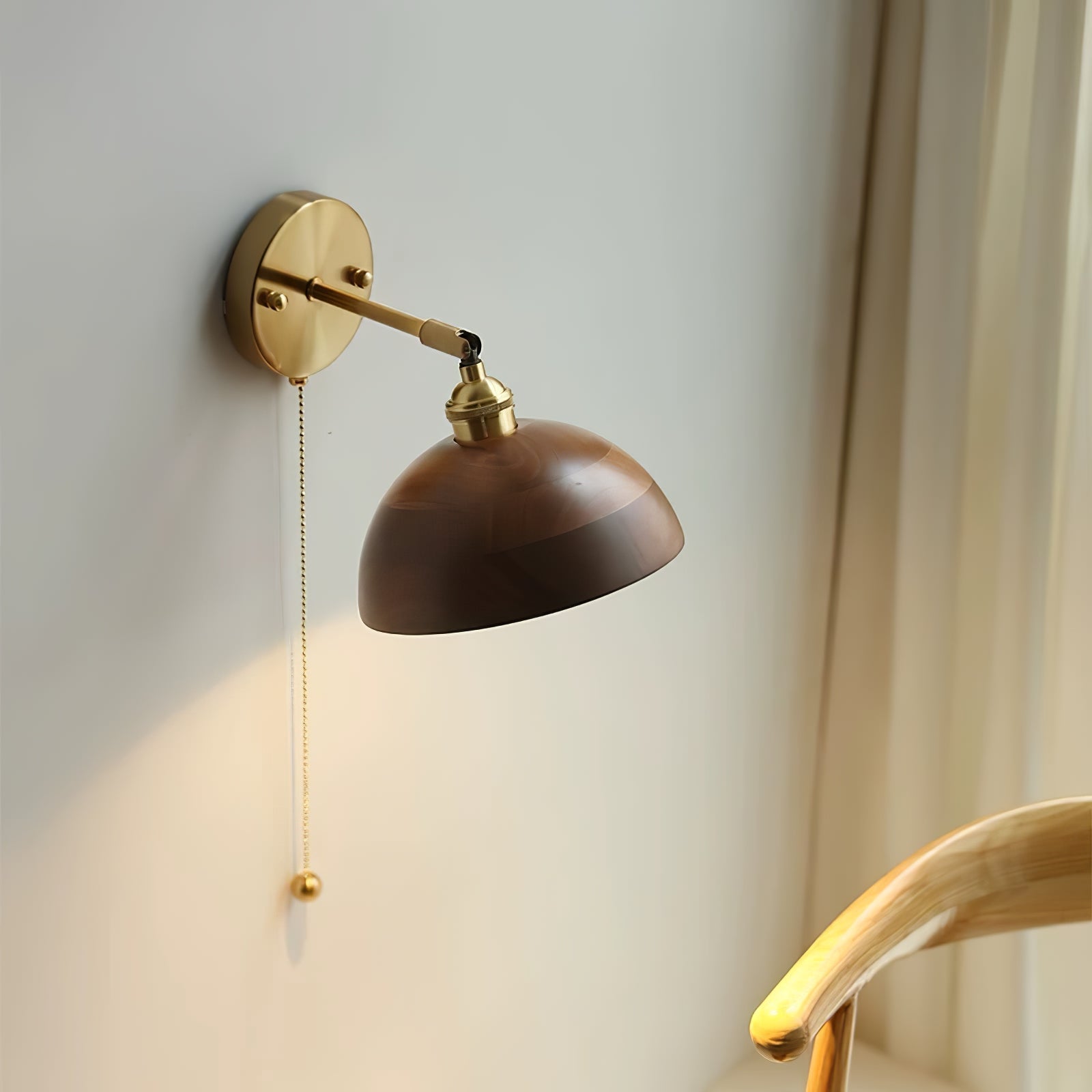 Détail du bois de noyer sur la lampe murale