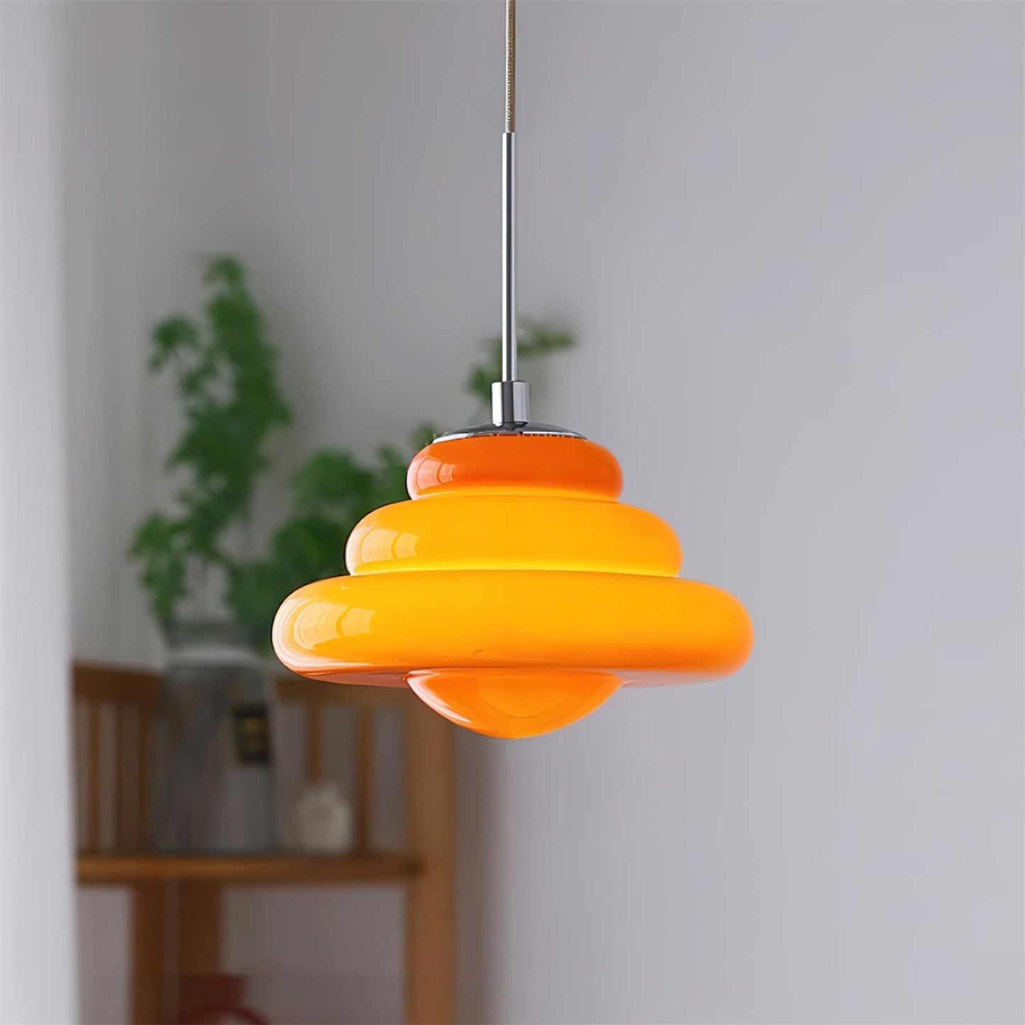 Lampe suspendue dans un intérieur moderne et élégant