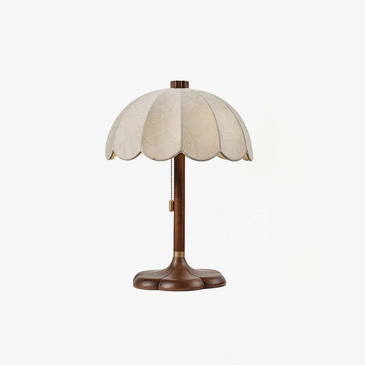 Lampe de table dans un coin lecture cosy