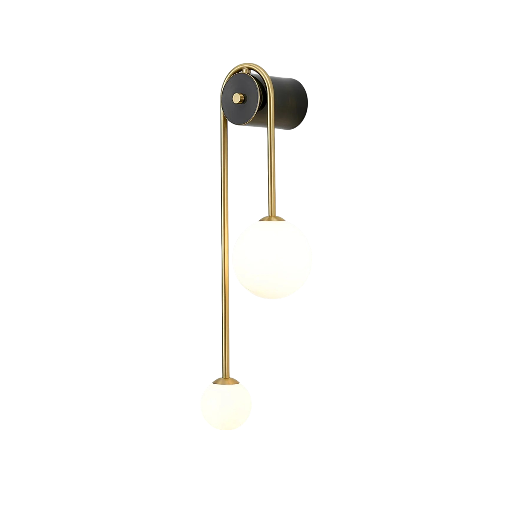 Gros plan sur l'ampoule LED de l'applique en laiton