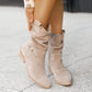 Bottines marron en suède avec talon bas, vue de côté
