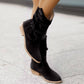 Gros plan sur la texture suède des bottines marron