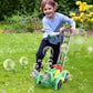 Enfant concentré poussant la tondeuse à bulles
