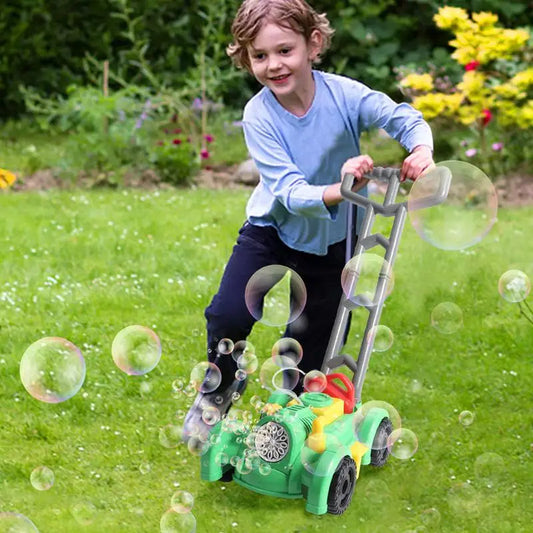 Enfant concentré poussant la tondeuse à bulles