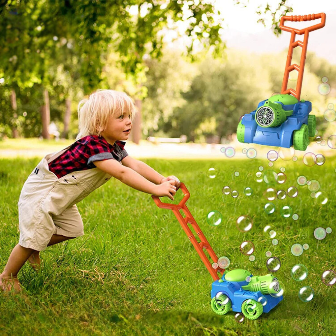 Tondeuse à bulles en plastique coloré sur l'herbe
