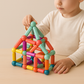 Enfant assemblant des bâtons pour créer une tour