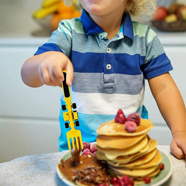 Couverts bulldozer pour enfants posés sur une assiette