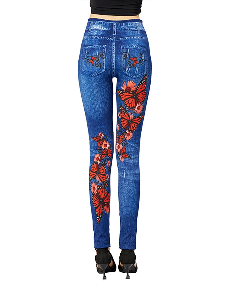 Gros plan sur le motif papillon coloré des jeggings