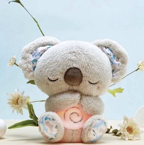 Enfant câlinant un jouet en peluche relaxant sur un lit