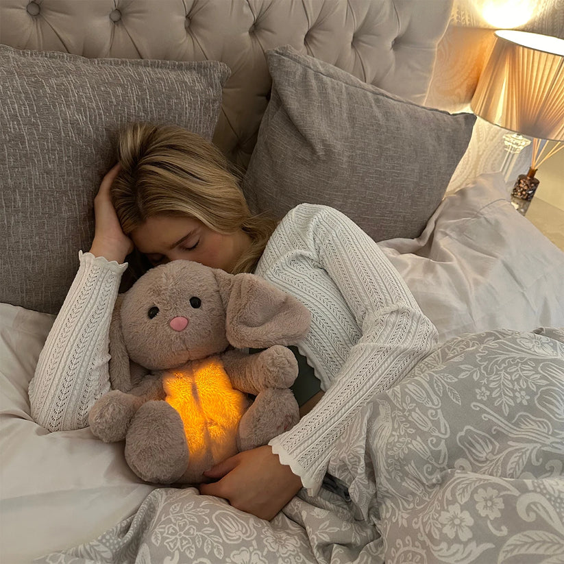 Gros plan sur la texture pelucheuse du jouet relaxant