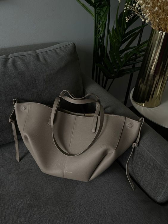 Sac avec accessoires quotidiens à l'intérieur
