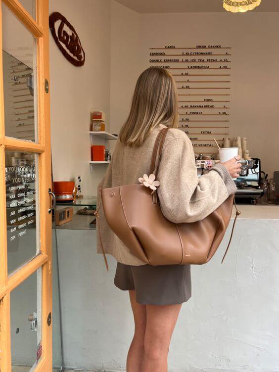 Détail des coutures et texture du cuir