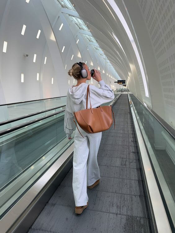 Sac porté à l'épaule, démontrant sa taille