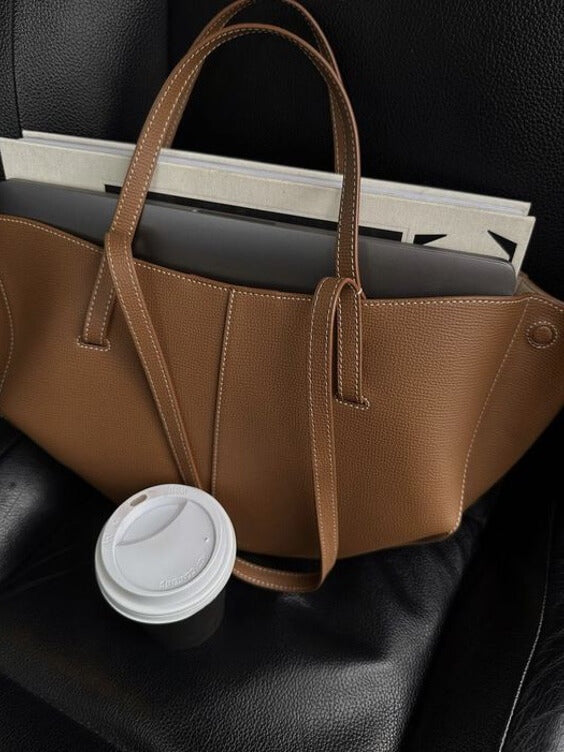 Sac posé sur une table, mettant en valeur sa forme