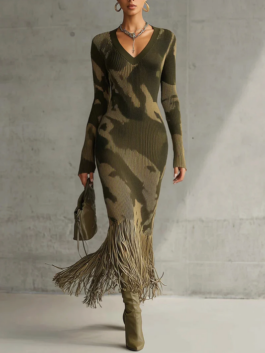 Détail des franges sur l'ourlet de la robe camo