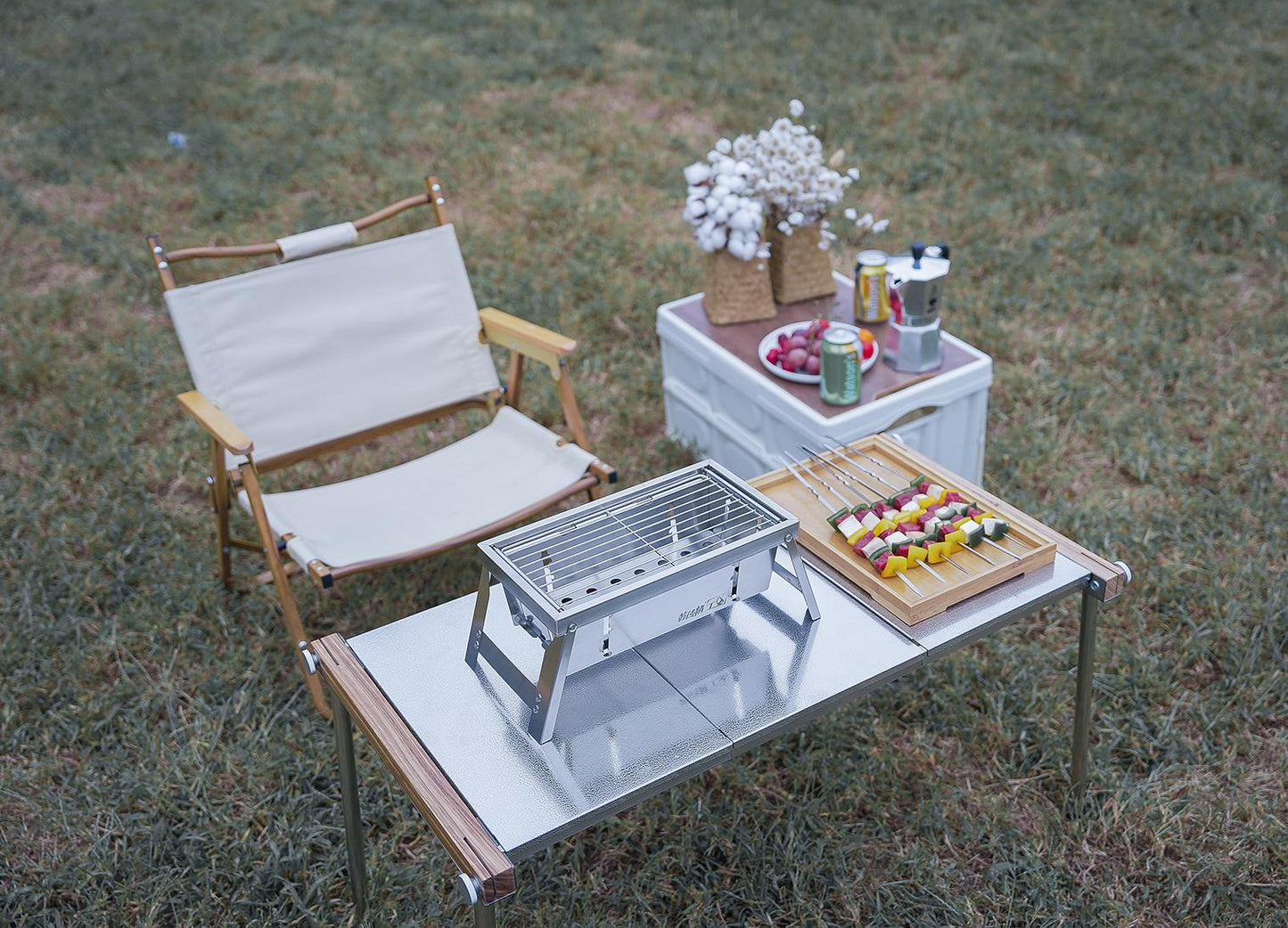 Vue rapprochée du mécanisme de pliage du barbecue portable
