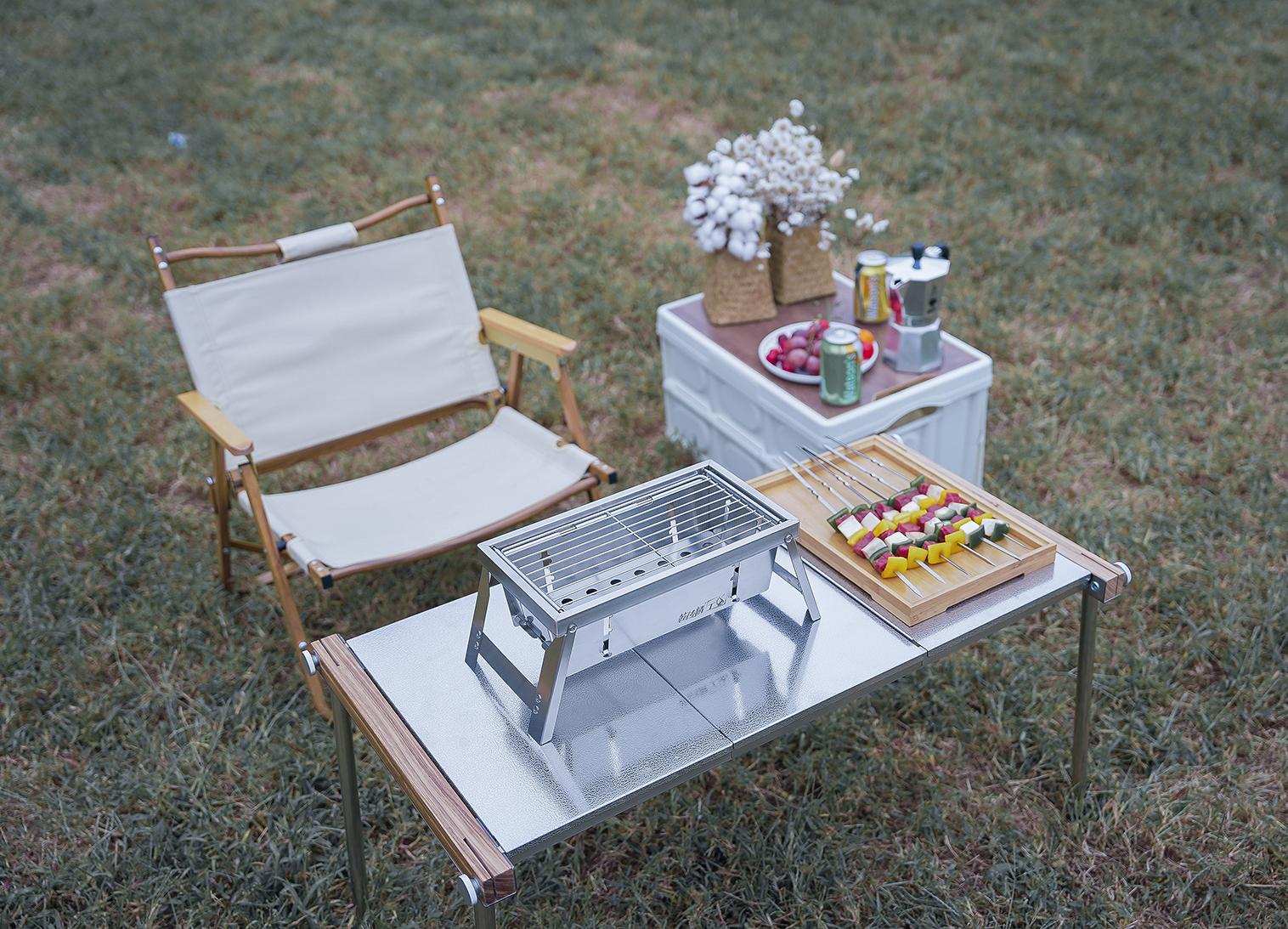 Vue rapprochée du mécanisme de pliage du barbecue portable