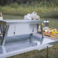 Barbecue en cours de montage, montrant sa structure robuste