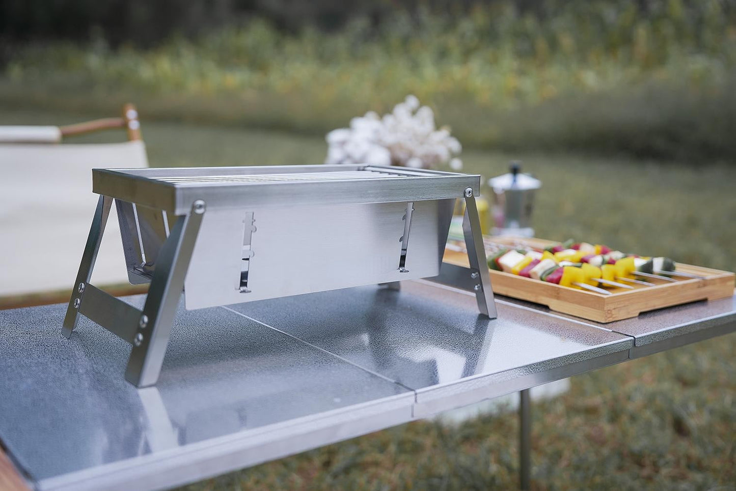 Barbecue en cours de montage, montrant sa structure robuste