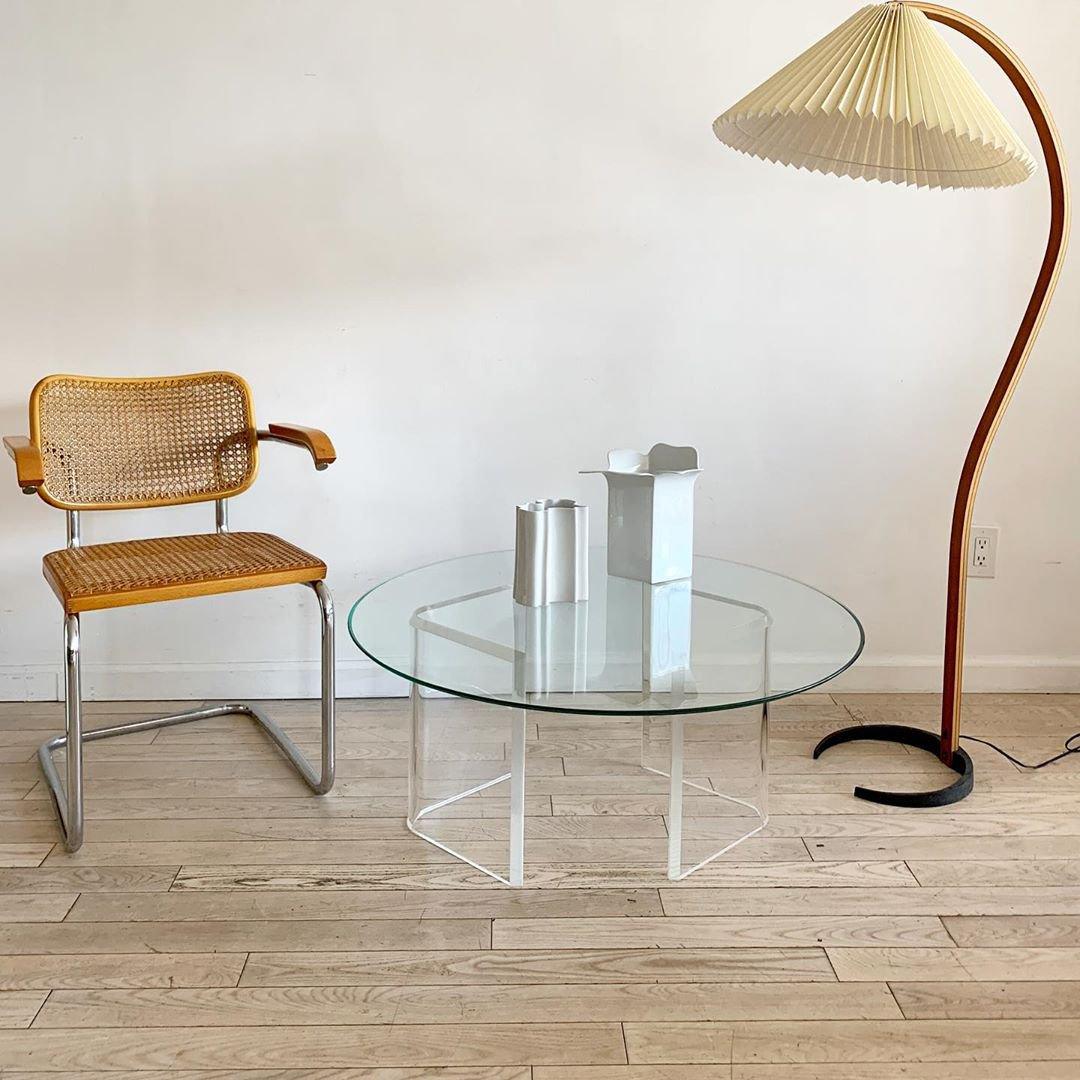 Vue latérale de la lampe montrant sa hauteur imposante