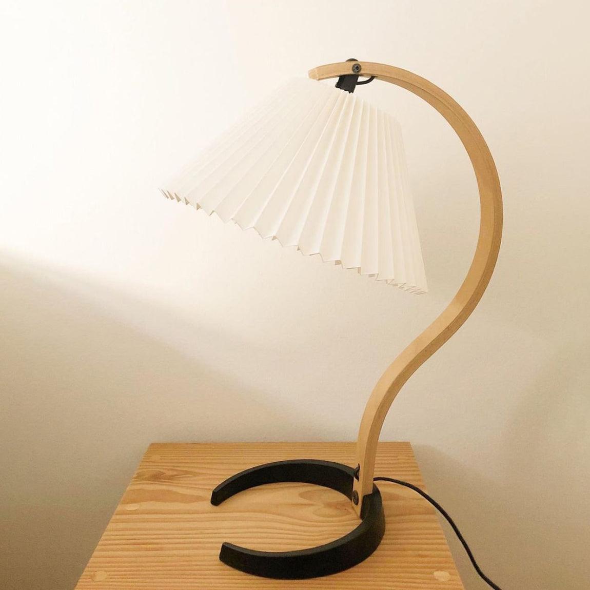 Lampe allumée, éclairant un espace intérieur moderne