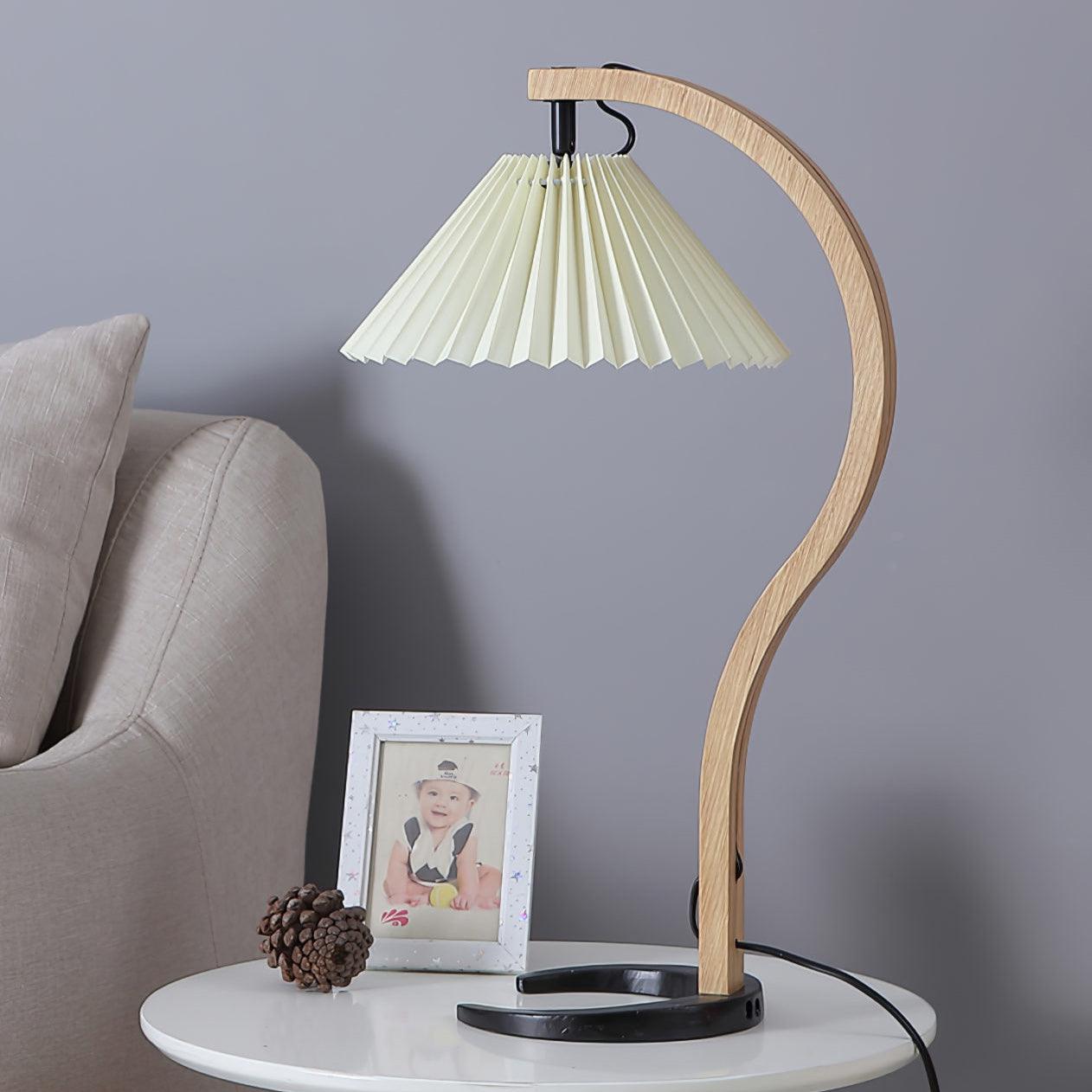 Détail de l'abat-jour en lin beige sur la lampe
