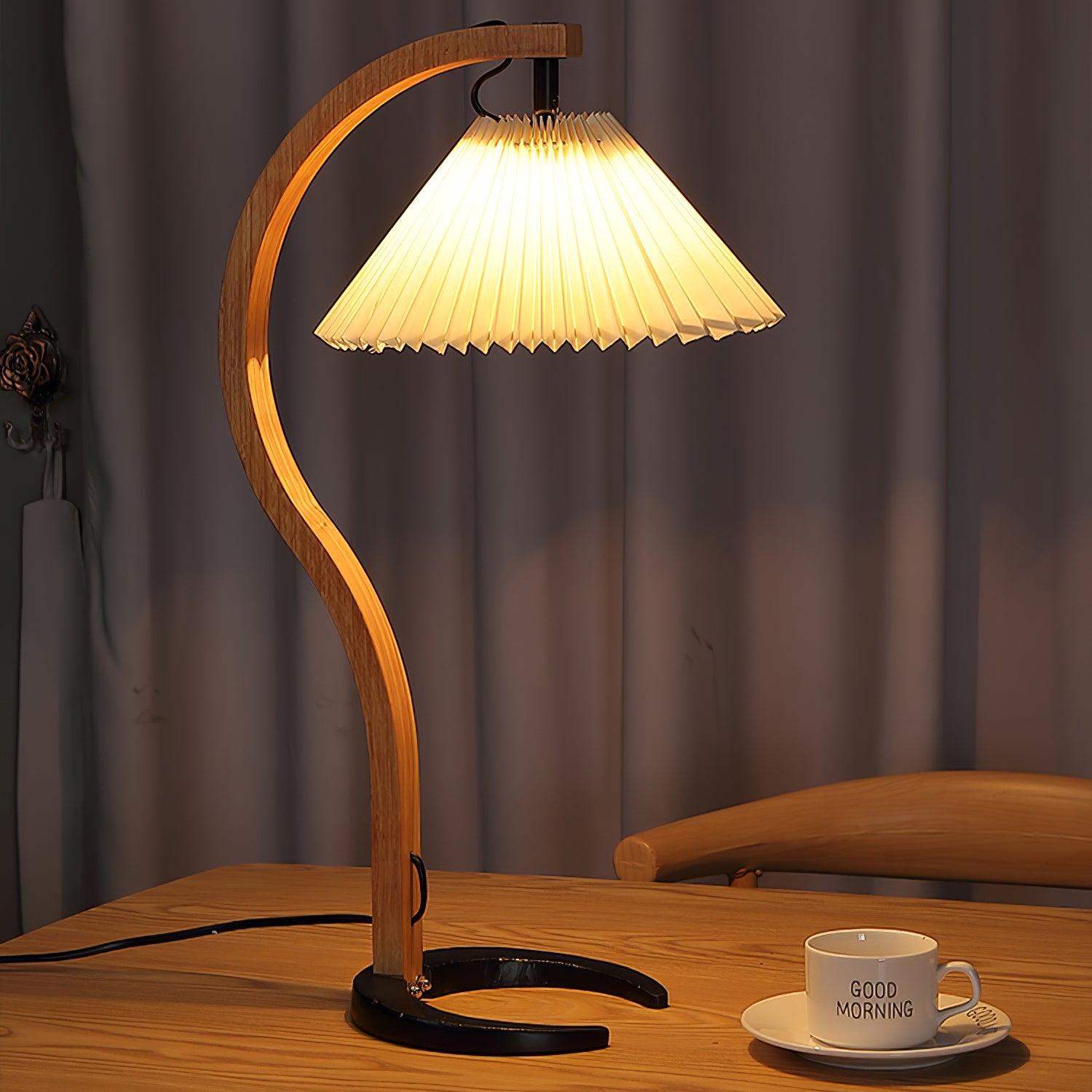 Lampe de table avec contraste bois et métal, vue latérale