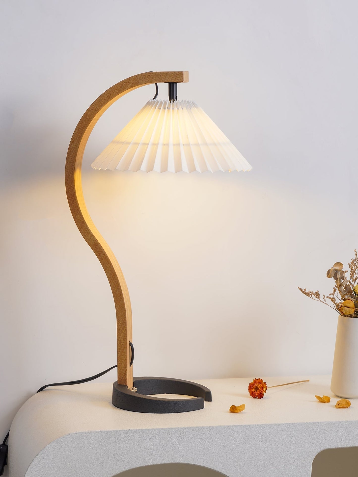 Lampe éteinte, mettant en valeur le design minimaliste