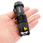Lampe torche allumée montrant sa puissance lumineuse