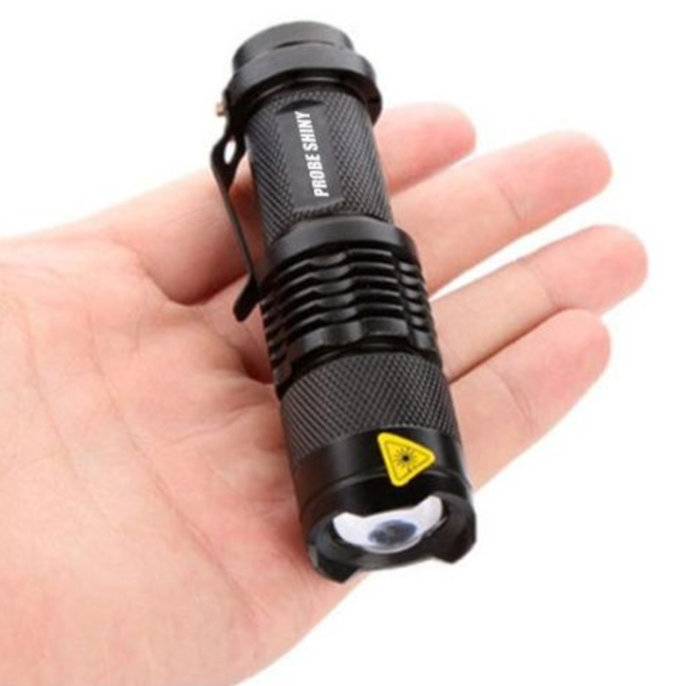 Lampe torche allumée montrant sa puissance lumineuse