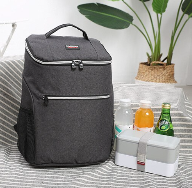 Gros plan sur la poche avant du sac à dos