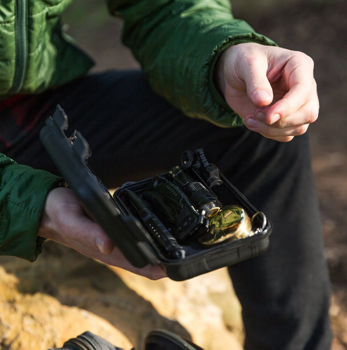Kit de survie militaire étalé avec tous ses composants