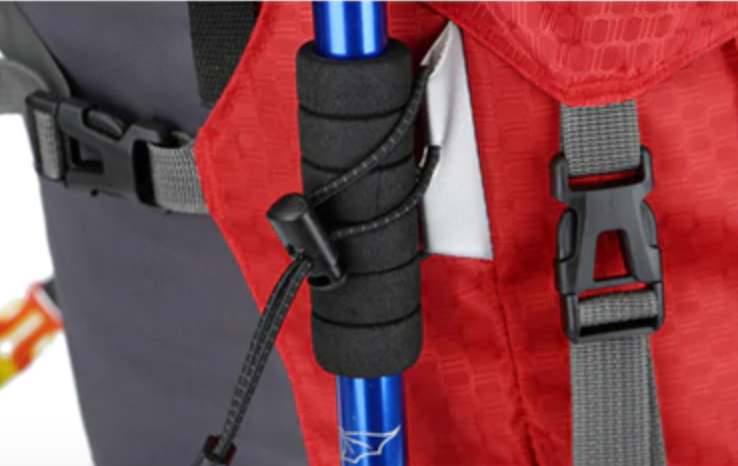 Détail des poches latérales du sac à dos de trekking
