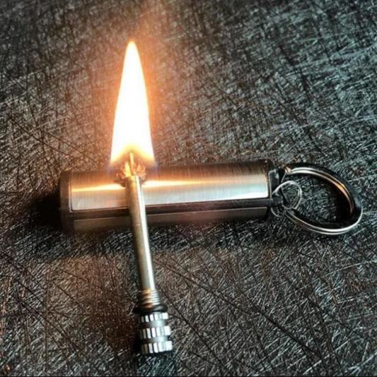 Gros plan sur le briquet étanche, capuchon ouvert