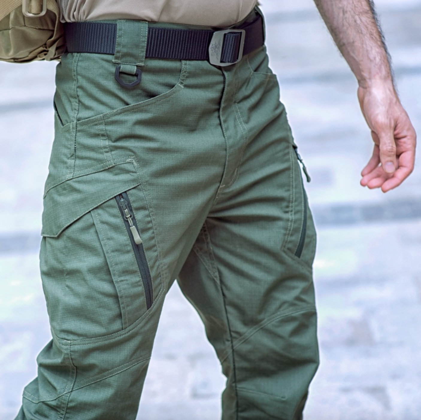 Gros plan sur la poche latérale du pantalon tactique