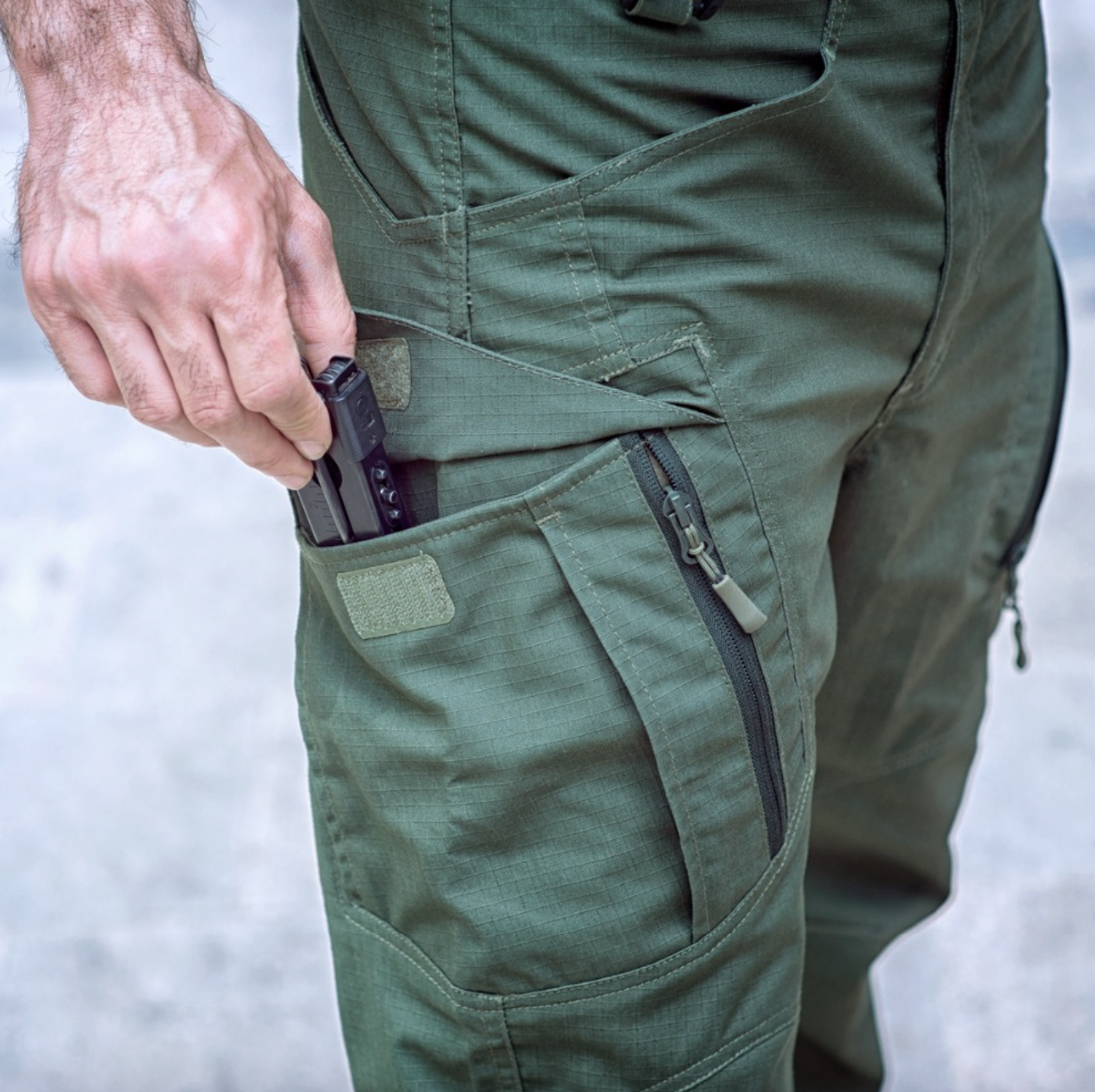 Pantalon tactique avec poches multiples, vue de côté