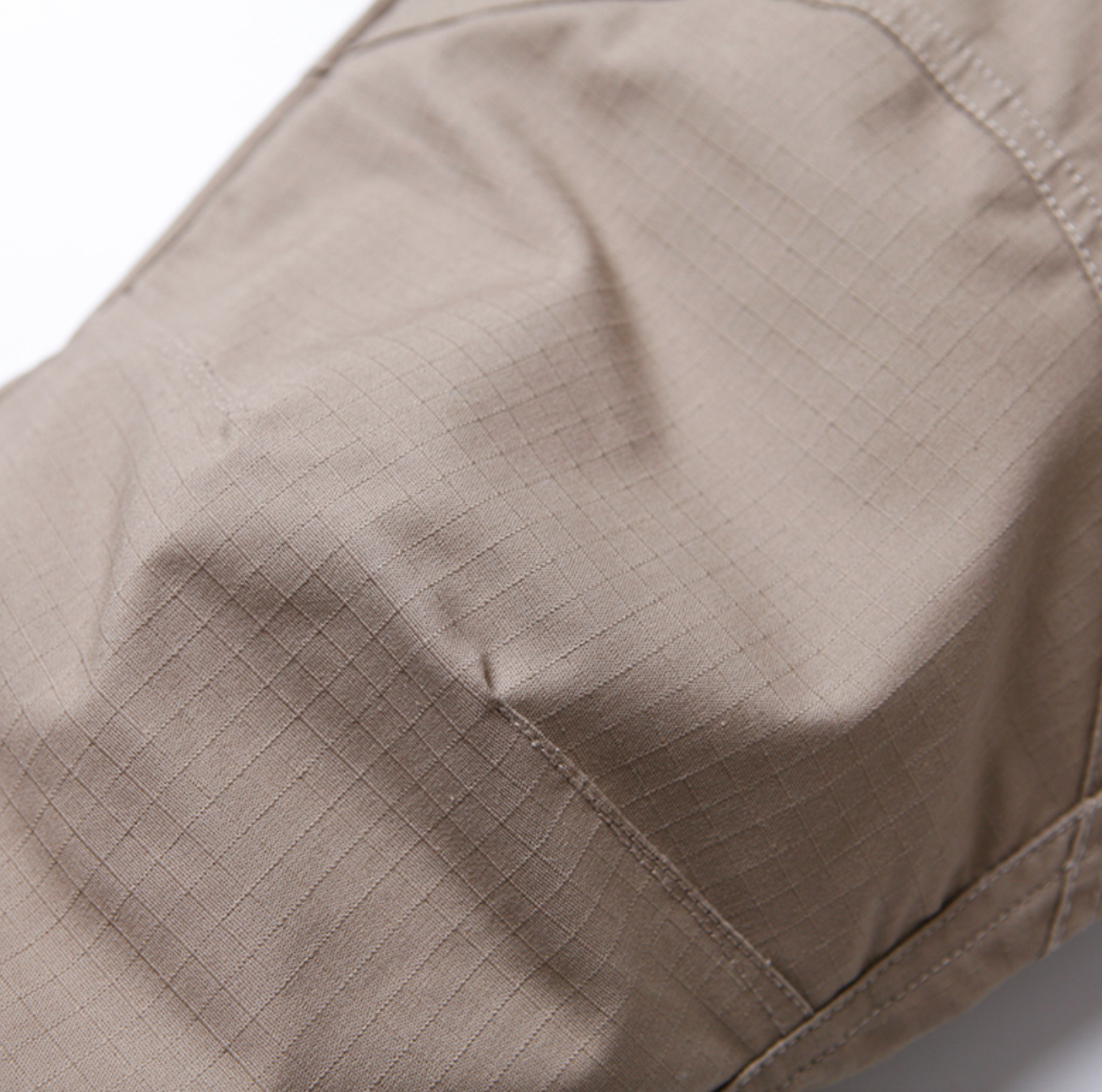 Pantalon tactique en situation de randonnée, vue dynamique