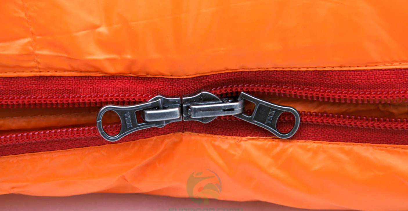 Vue latérale du sac de couchage montrant sa forme momie