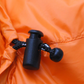 Sac de couchage déplié sur un sol de montagne