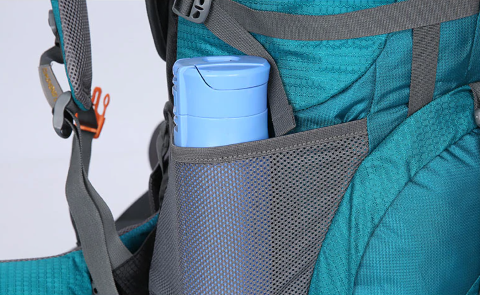 Détail des coutures imperméables sur le sac à dos
