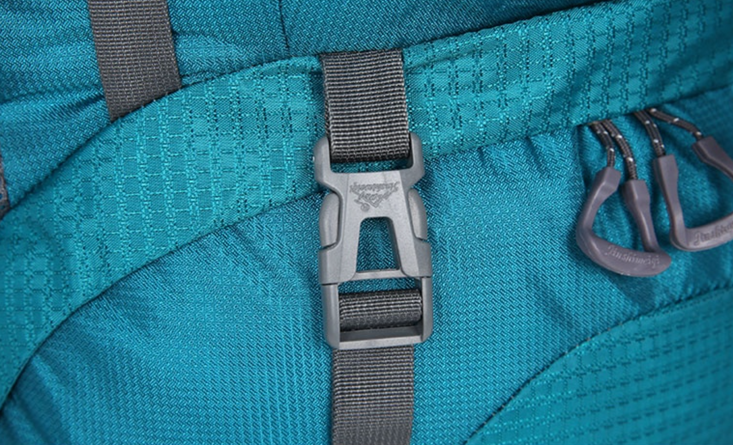 Sac à dos avec matériel de camping à côté