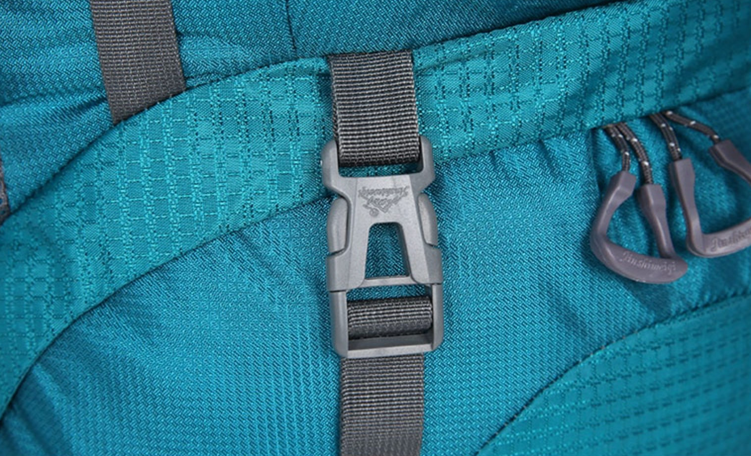 Sac à dos avec matériel de camping à côté