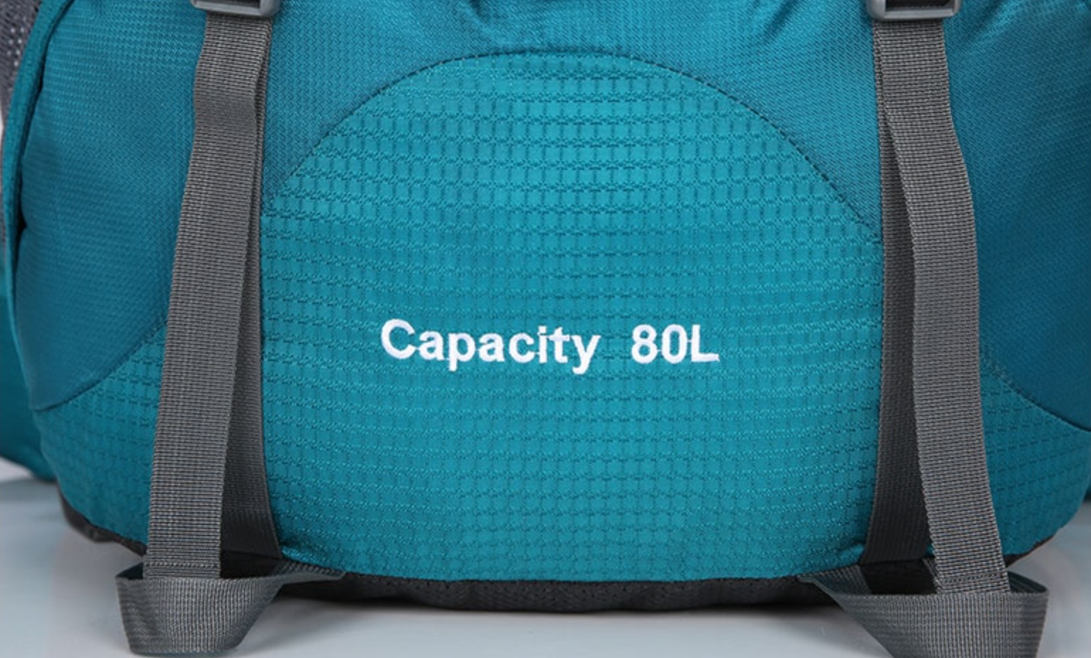 Sac à dos ouvert révélant un compartiment spacieux