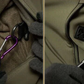 Détails des poignets ajustables de la veste imperméable