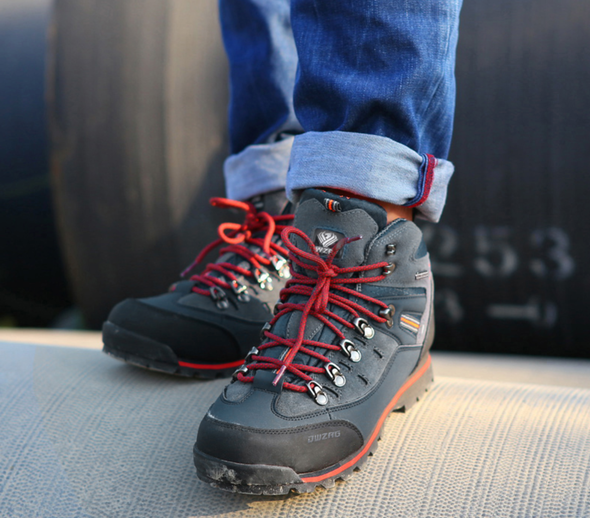 Chaussure en action sur sentier boueux, démontrant sa stabilité