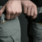 Vue rapprochée des poches élastiques du short tactique