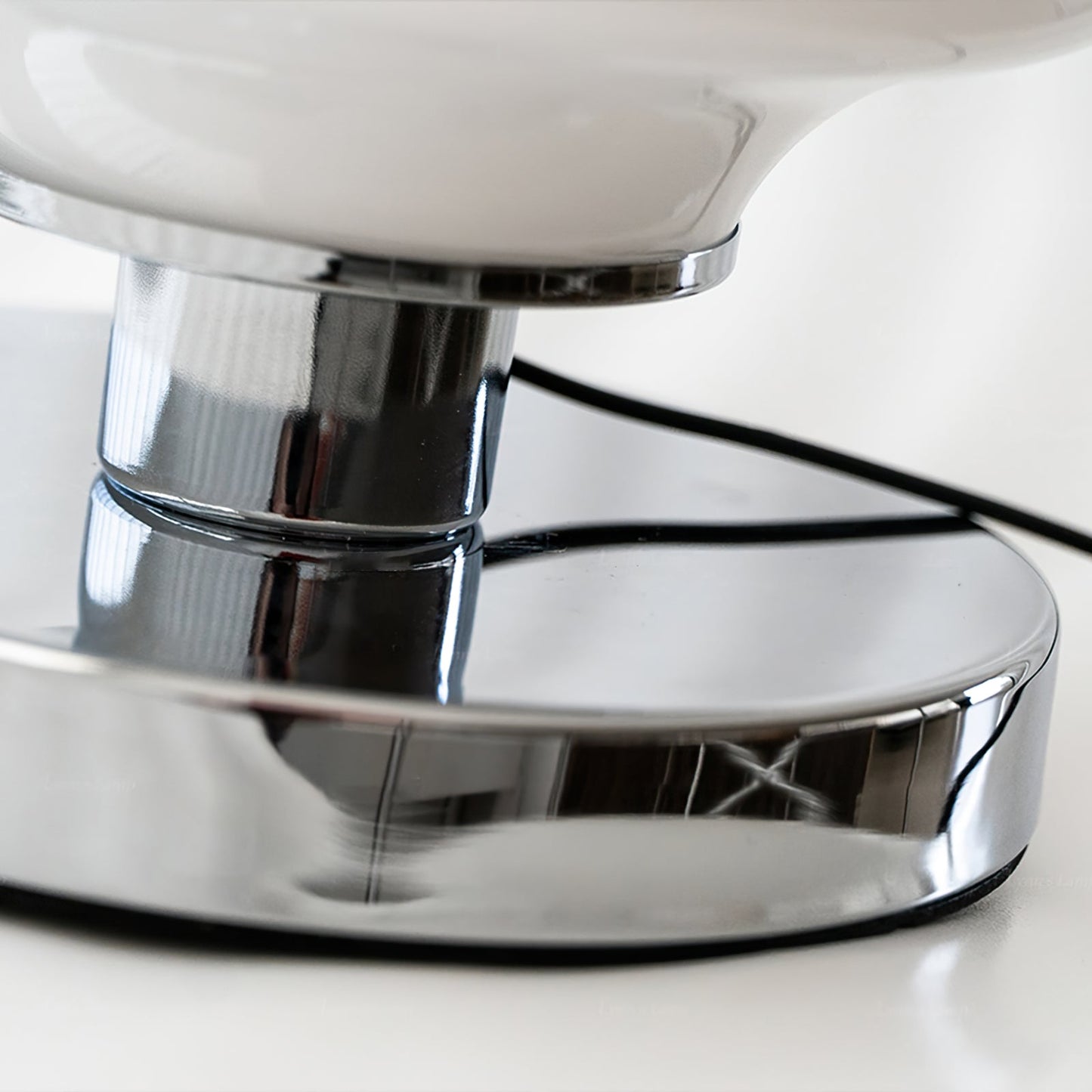 Lampe allumée, éclairage doux émanant de l'abat-jour