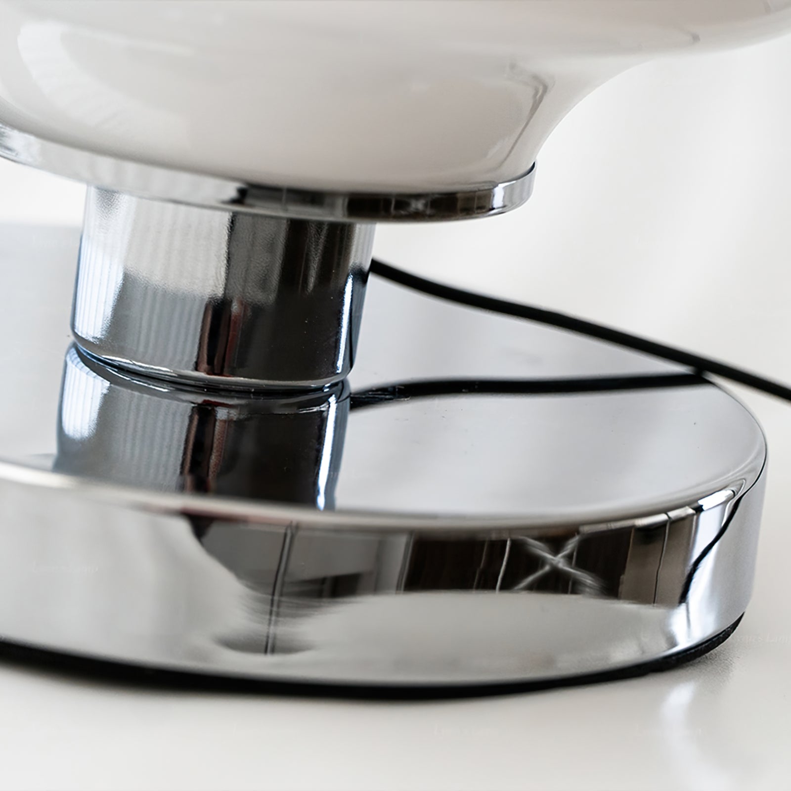 Lampe allumée, éclairage doux émanant de l'abat-jour